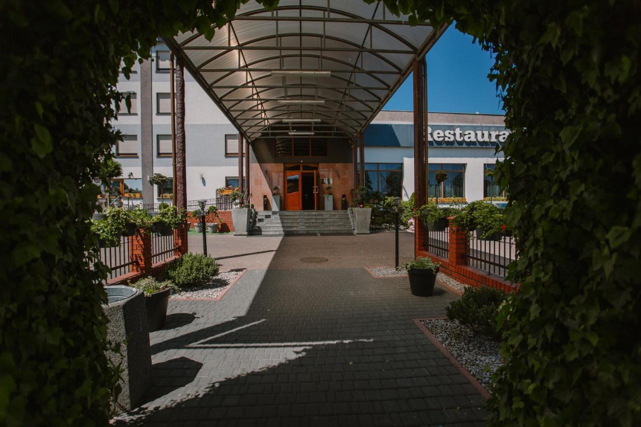 Hotel Kosmowski Wrzesnia Bagian luar foto